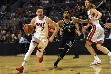 Brooklyn Nets's Spencer Dinwiddie (C) vies for the ball with Miami Heat's Goran Dragic (L), during their NBA Global Games match at the Mexico City Arena, on December 9, 2017, in Mexico City. / AFP PHOTO / PEDRO PARDO