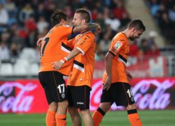 0-2. Paco Alcácer celebra el segundo gol con sus compañeros.