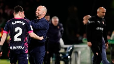 José Alberto, entrenador del Racing, saluda a Guille Rosas, del Sporting.