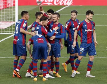 ??ROGER ANOTA EL SEGUNDO!! ?Gran acci¨®n ensayada del Levante en el c¨®rner que acaba con Roger recibiendo en el coraz¨®n del ¨¢rea y este dispara con potencia cruzado para batir a Courtois!