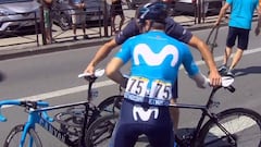 Mikel Landa cambia de bicicleta tras sufrir una ca&iacute;da en el tramo neutralizado de la d&eacute;cima etapa del Tour de Francia.