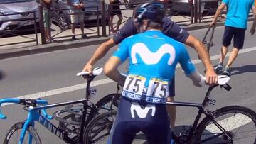 Mikel Landa cambia de bicicleta tras sufrir una ca&iacute;da en el tramo neutralizado de la d&eacute;cima etapa del Tour de Francia.