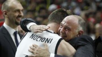 Campeones. Nocioni y Laso se abrazan tras el título. Tabak, al fondo.