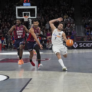 Facundo Campazzo supera a Luwawu-Cabarrot, que comete falta personal.