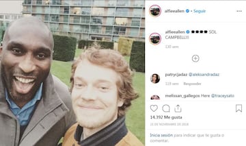 El actor que interpreta a Theon Greyjoy es un fanático del Arsenal. No duda en subir muchas publicaciones de su afición al conjunto gunner. 
En la imagen junto al ex capitán del Arsenal, Sol Campbell.