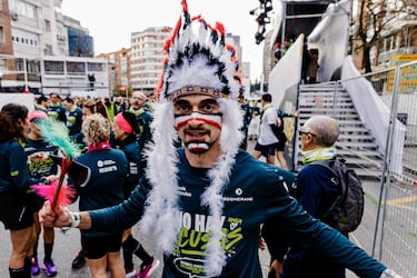 Un corredor vestido de indio americano antes de la carrera Popular San Silvestre Vallecana 2023.