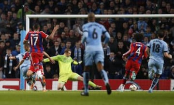 Sergio Agüero anotó los tres tantos en el triunfo de Manchester City.