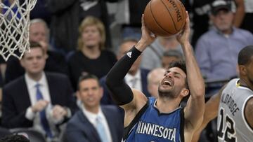 SAN012. SAN ANTONIO (EE.UU.), 04/03/2017.- El español Ricky Rubio (c) de Minnesota Timberwolves en acción frente a Dejounte Murray (i) de San Antonio Spurs hoy, sábado 4 de marzo de 2017, en un juego de la NBA en San Antonio (EE.UU.). EFE/WILLIAM J. ABATE