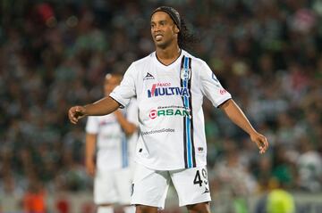 En uno de los 'bombazos' más grandes que ha tenido la Liga MX, Ronaldinho Gaucho llegó a México para jugar con los Gallos del Querétaro donde estuvo por espacio de un año y jugó una final