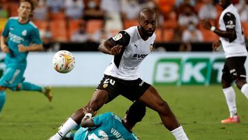 VALENCIA, 19/09/2021.- El delantero brasileño del Real Madrid Vinicius Jr. (i) lucha con el francés Dimitri Foulquier, del Valencia CF, durante el encuentro, correspondiente a la quinta jornada de Liga en Primera División, que Valencia CF y Real Madrid di