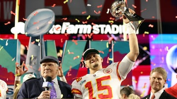 GLENDALE, ARIZONA - FEBRUARY 12: Patrick Mahomes #15 of the Kansas City Chiefs celebrates with the the Vince Lombardi Trophy after defeating the Philadelphia Eagles 38-35 in Super Bowl LVII at State Farm Stadium on February 12, 2023 in Glendale, Arizona.   Christian Petersen/Getty Images/AFP (Photo by Christian Petersen / GETTY IMAGES NORTH AMERICA / Getty Images via AFP)