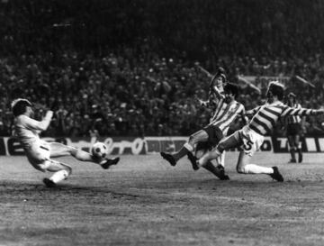 El Calderón vivió una noche de semifinal de Copa de Europa única. Se medía al Celtic con el que empató a cero en la ida. Los rojiblancos buscaban la final cuando en el minuto 77 Gárate puso el sueño más cerca y Adelardo en el 86 lo hizo realidad.