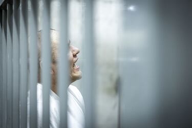 La administración Trump deportó el pasado 31 de marzo a El Salvador a 17 personas acusadas de pertenecer a las organizaciones criminales Tren de Aragua y MS-13. La deportación se produce en el marco de un acuerdo entre Washington y El Salvador para trasladar allí a los inmigrantes que según la administración americana pertenecen a grupos delictivos pese a que dos fallos judiciales prohibieran las deportaciones exprés basadas en la Ley de Enemigos Extranjeros.