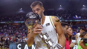 Felipe Reyes, con la Supercopa.