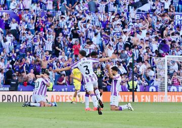 Los jugadores del Valladolid celebran el regreso a Primera División. 