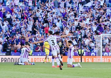 Los jugadores del Valladolid celebran el regreso a Primera División. 