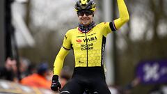 Jan Tratnik celebra su victoria en Omloop.