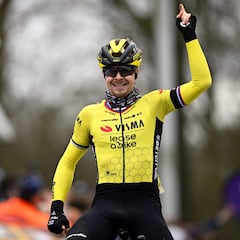 Recital del Visma en una Omloop colosal que conquista Tratnik