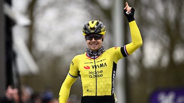 Jan Tratnik celebra su victoria en Omloop.