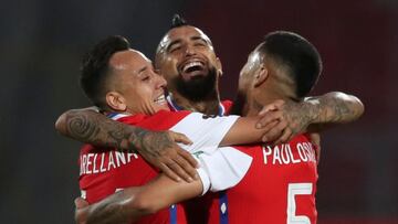 Chile's Arturo Vidal (C) celebrates with teammates Paulo Diaz (R) and Fabian Orellana after scoring against Peru during their closed-door 2022 FIFA World Cup South American qualifier football match at the National Stadium in Santiago, on November 13, 2020. (Photo by IVAN ALVARADO / POOL / AFP)