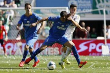 El delantero del Elche Cristian Herrera (i) disputa un balón con el defensa argentino del Getafe Lisandro López (2i).