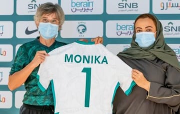 Mokina Staab, la primera seleccionadora del equipo nacional de fútbol femenino en Arabia Saudí, durante su presentación.