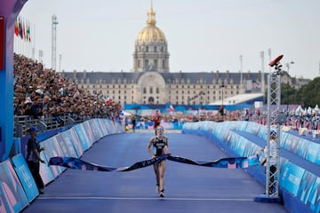 La francesa Cassandre Beaugrand (1:54:55) ofreció la foto perfecta, ante el éxtasis francés, coronándose campeona olímpica con brutal ataque cuando quedaba un kilómetro. La plata fue para la suiza Julie Derron (1:55:01) y el bronce para la británica Beth Potter (1:55:10). 
Con este oro, Francia se coloca segunda en el medallero. 