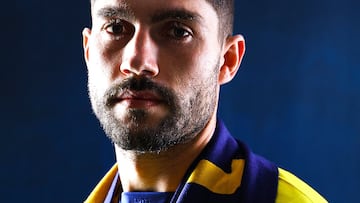 Unai Nuñez posa con la camiseta y la bufanda del Verona.