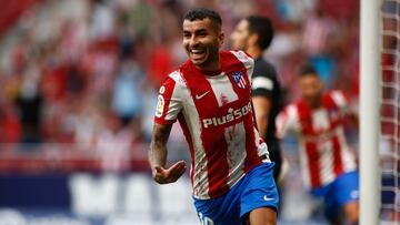 &Aacute;ngel Correa celebra uno de sus dos goles al Elche en el Metropolitano. 
 