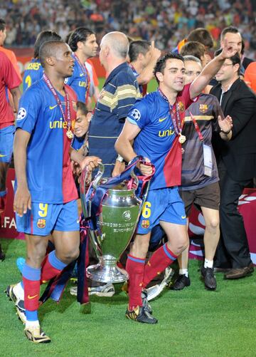 Eto'o y Xavi Hernández celebran la Champions League tras ganar 2-0 al Manchester United en el Estadio Olímpico de Roma. 
 