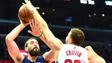 LOS ANGELES, CA - NOVEMBER 16: Marc Gasol #33 of the Memphis Grizzlies shoots a turnaround jumper over Blake Griffin #32 of the LA Clippers during the first half at Staples Center on November 16, 2016 in Los Angeles, California. NOTE TO USER: User expressly acknowledges and agrees that, by downloading and or using this photograph, User is consenting to the terms and conditions of the Getty Images License Agreement. Harry How/Getty Images/AFP
== FOR NEWSPAPERS, INTERNET, TELCOS & TELEVISION USE ONLY ==