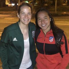 Charlyn Corral vuelve a anotar y se toma foto con fanática