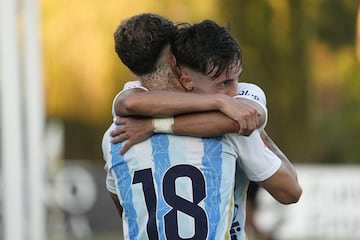 Larrubia se abraza con Dani Sánchez tras su gol al Al Jazira.