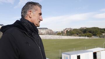 Bauza, viendo el entrenamiento del Atlético.