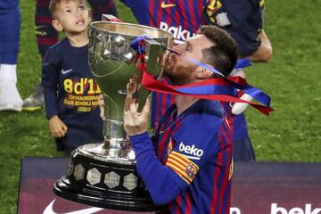 Leo Messi besa la copa de la Liga 2019 conquistada por el FC Barcelona. 