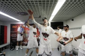 Los jugadores celebran la Copa de Europa en el vestuario.