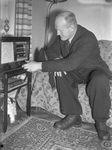 El 5 de enero de 1940 se mostró oficialmente la radio FM por primera vez en la historia en la Comisión Federal de Comunicaciones de Estados Unidos. Este evento marcó un antes y después en la tecnología de la radio ya que el desarrollo de Edwin Armstrong proporcionaba una calidad de sonido superior y menos interferencias en comparación con la radio AM. 