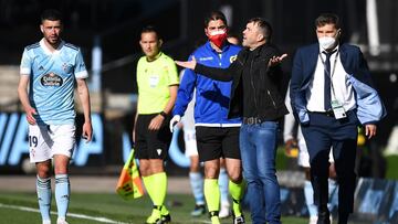 Coudet gesticula en presencia de Aar&oacute;n Mart&iacute;n durante el partido contra el Betis.