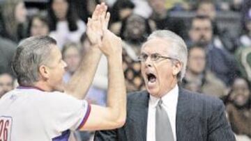 <b>PROTESTAS AIRADAS. </b>Bob Hill, técnico de Seattle, indignado con Bob Delaney.