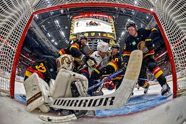 Kevin Lankinen, Marcus Pettersson, Elias Pettersson y Elias Pettersson (sí, el 25 y el 40 se llaman exactamente igual) de los Vancouver Canucks intentan defender su portería ante Nic Dowd de los Washington Capitals, en una escena que recuerda a la mítica secuencia del camarote de los Hermanos Marx en la película “Una Noche en la Ópera”.