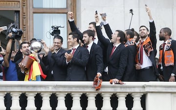  El capitán del Valencia Basket, Rafa Martínez, saluda junto al equipo durante la recepción ofrecida a la plantilla en el Ayuntamiento de Valencia.