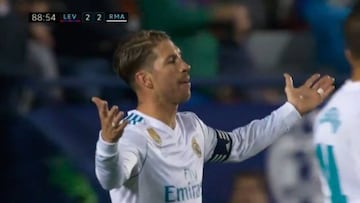 Sergio Ramos, qu&eacute;jandose a Marcelo tras el empate del Levante.