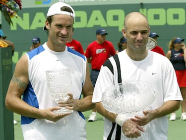 Sin duda, Miami fue uno de los torneos más prolíficos para Agassi durante toda su carrera. Allí acumuló un balance de 61 victorias y 13 derrotas, además de compartir el récord de seis títulos junto a Djokovic. El último de ellos llegó en 2003 ante Carlos Moya por un doble 6-3. Como curiosidad, con dicho triunfo superó los 5 títulos de su mujer, Steffi Graff, en Miami.