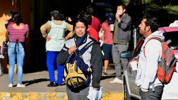 Personas en la calle durante el temblor en la Ciudad de M&eacute;xico