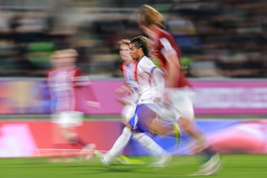 La historia curiosa del torneo: su club, el Neom saudí, solo le permitió viajar durante el parón de selecciones. Se perdió la fase de grupos, llegó para octavos y cuartos, marcó un doblete a Noruega... y en semis se tuvo que volver a ir.