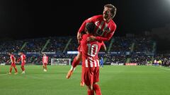 TOPSHOT - Atletico Madrid's French forward #07 Antoine Griezmann celebrates scoring the third goal, with Atletico Madrid's Argentinian forward #10 Angel Correa, during the Spanish league football match between Getafe CF and Club Atletico de Madrid at the Coliseum Alfonso Perez stadium in Getafe on May 15, 2024. (Photo by JAVIER SORIANO / AFP)