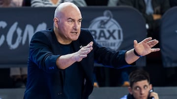 MANRESA (BARCELONA), 01/11/2025.- El entrenador español del Surne Bilbao Jaume Ponsarnau durante el encuentro de la jornada 5 de la Liga Endesa entre el Baxi Manresa y el Surne Bilbao Basket, disputado este sábado en el Pabellón Nou Congost de Manresa. EFE/Siu Wu