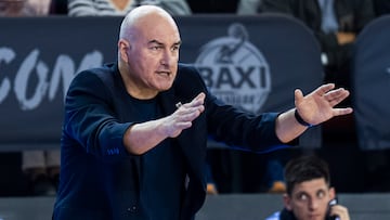 MANRESA (BARCELONA), 01/11/2025.- El entrenador español del Surne Bilbao Jaume Ponsarnau durante el encuentro de la jornada 5 de la Liga Endesa entre el Baxi Manresa y el Surne Bilbao Basket, disputado este sábado en el Pabellón Nou Congost de Manresa. EFE/Siu Wu