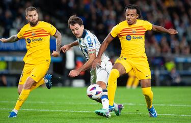 Oyarzabal y Koundé en un momento del partido.