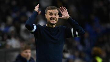 FC Porto's Argentinian coach Martin Rodrigo Anselmi gestures during the Portuguese League football match between FC Porto and Vitoria de Guimaraes at the Dragao stadium in Porto, on February 24, 2025. (Photo by MIGUEL RIOPA / AFP)